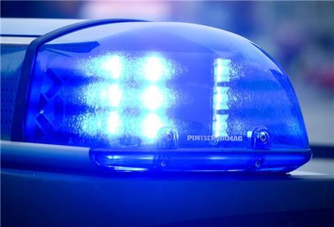 Das Blaulicht an einem Polizeiauto leuchtet