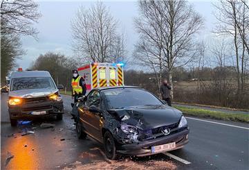 Kaputte Autos nach einem Unfall auf der Straße