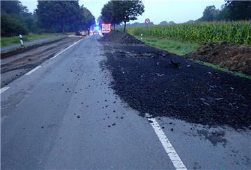 Auf der B71 zwischen Rotenburg und Hemsbünde wird kräftig gebaut. Einige Autofahrer nutzten diese Strecke trotz Sperrung und krachten in die Baumaterialien.