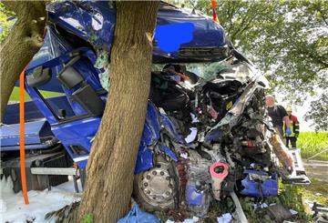 Auf der B75 zwischen Hassendorf und Sottrum kam es zu einem schweren Lkw-Unfall. Der Lkw prallte frontal gegen einen Baum.