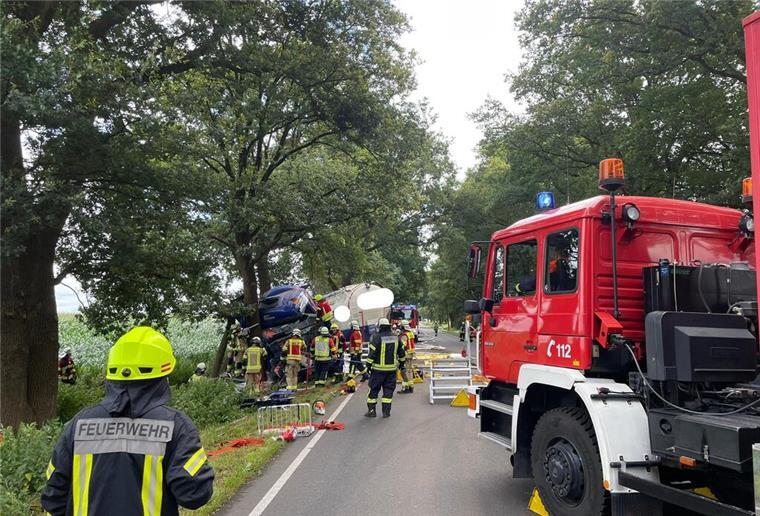 Heftiger Unfall auf der B75: Lkw kollidiert frontal mit Baum - Beifahrer eingeklemmt Auf der B75 zwischen Hassendorf und Sottrum kam es zu einem schweren Lkw-Unfall. Der Lkw prallte frontal gegen einen Baum.