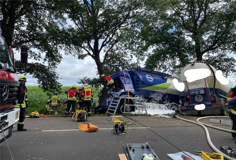 Heftiger Unfall auf der B75: Lkw kollidiert frontal mit Baum - Beifahrer eingeklemmt Auf der B75 zwischen Hassendorf und Sottrum kam es zu einem schweren Lkw-Unfall. Der Lkw prallte frontal gegen einen Baum.