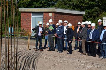 Auf der Baustelle erläuterte Projektleiter Randolf Okrey (links) den Gästen, wie das neue Zwischenlager entsteht.