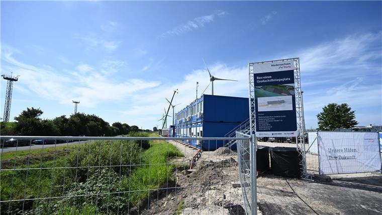 Was ein neuer Anleger für Emden und die Ems bedeutet Auf der Baustelle im Emder Hafen beginnt mit den ersten Rammarbeiten ein Projekt, das dem Standort dringend benötigte Kapazitäten für große Schiffe bringen soll.