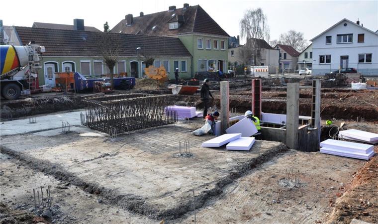 Nordenham: Wohnanlage am Bahnhof soll im Frühjahr 2019 fertig sein Auf der Baustelle in dem Carré zwischen Müllerstraße, Karlstraße und Peterstraße in Nordenham ist mit den Fundamentarbeiten begonnen worden. Der Rohbau soll bis Juli oder August fertig sein.