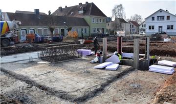 Auf der Baustelle in dem Carré zwischen Müllerstraße, Karlstraße und Peterstraße in Nordenham ist mit den Fundamentarbeiten begonnen worden. Der Rohbau soll bis Juli oder August fertig sein.