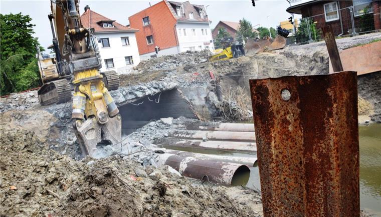 Auf der Baustelle sind zwei Bagger im Einsatz. Der eine reißt das alte Bauwerk ab, der andere sortiert und zerkleinert den Bauschutt, der dabei anfällt (siehe Foto).  