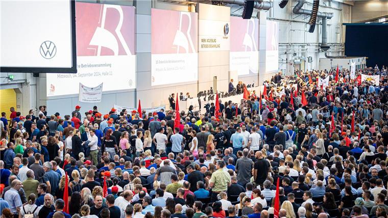 VW verteidigt vor der Belegschaft den strikten Sparkurs Auf der Betriebsversammlung in Wolfsburg begrüßen Mitarbeiter den Vorstand mit scharfem Protest gegen die jüngsten Sparpläne.