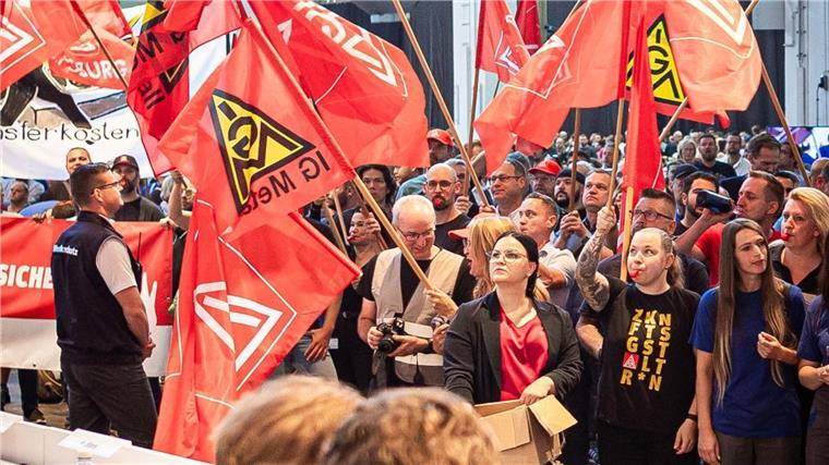 VW verteidigt vor der Belegschaft den strikten Sparkurs Auf der Betriebsversammlung in Wolfsburg begrüßen Mitarbeiter den Vorstand mit scharfem Protest gegen die jüngsten Sparpläne.