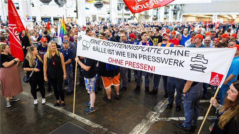 Auf der Betriebsversammlung protestieren VW_Beschäftgigten gegen die SPrpläne des Konzerns. 