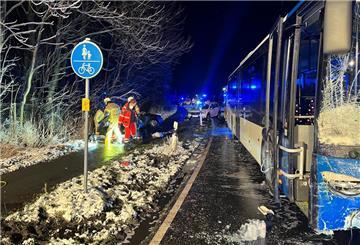 Auf der Braker Straße in Rodenkirchen-Alse kollidierte ein Pkw mit einem Linienbus. Der 18-jährige Beifahrer des Unfallwagens starb noch an der Unfallstelle an seinen schweren Verletzungen.