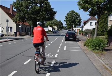 Auf der Bremer Straße nutzt Manfred Petersen den Fahrradstreifen auf der Fahrbahn. "Das ist regelkonform" , sagt er über die Markierungen auf der Straße. "Aber ich als Radfahrer würde eine andere Strecke fahren."