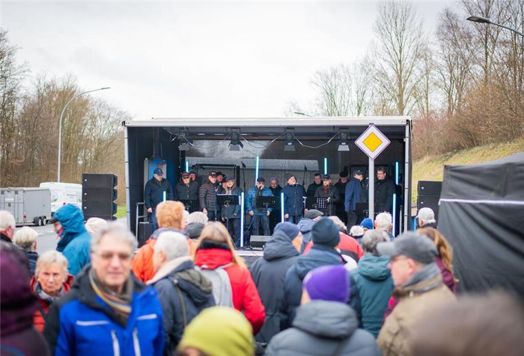 Auf der Bühne der Hafentunneleinfahrt stimmte der Shantychor Dorum maritimes Liedgut am Sonntagvormittag an.