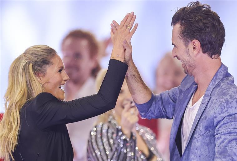  Moderator Florian Silbereisen (rechts) klatscht mit Helene Fischer  ab.