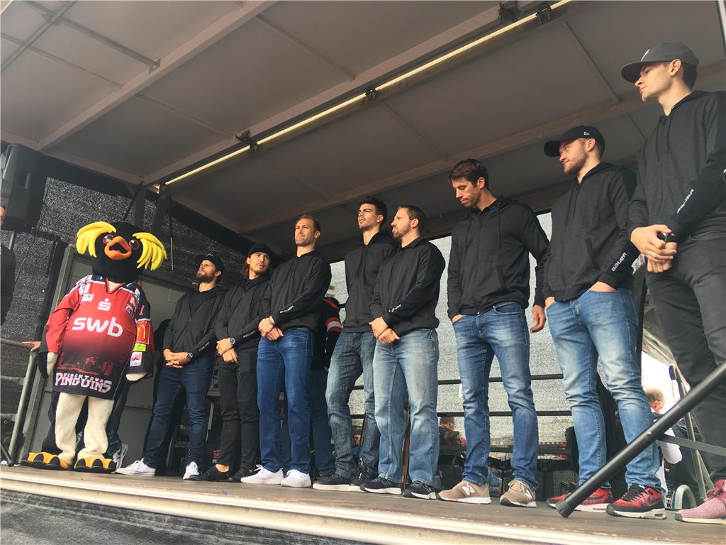 Auf der Bühne wurde die Mannschaft vorgestellt. Foto: Berlinke