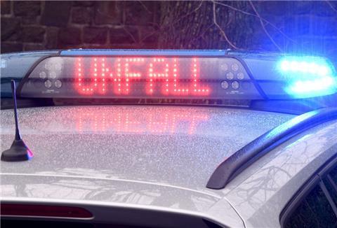 Die Leuchtschrift «Unfall» auf dem Dach eines Polizeiwagens.