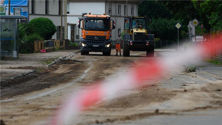 Starkregen sorgt für vollgelaufene Keller und Erdrutsch Auf der Bundesstraße 80 laufen nach dem Erdrutsch die Aufräumarbeiten.