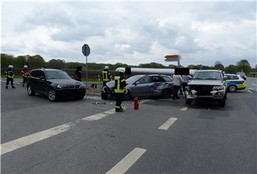 Auf der Bundesstraße (L135) und Wulsbütteler Straße (K 48) kam es am Sonntag zu einem Verkehrsunfall mit insgesamt drei PKW und zwei Verletzten.