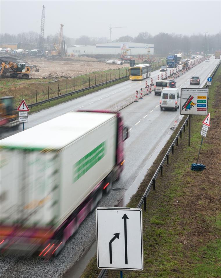 Cherbourger Straße: Verkehr rollt jetzt über Hafentunnel-Baustelle Auf der Cherbourger Straße müssen sich die Autofahrer auf eine neue Verkehrsführung einstellen.