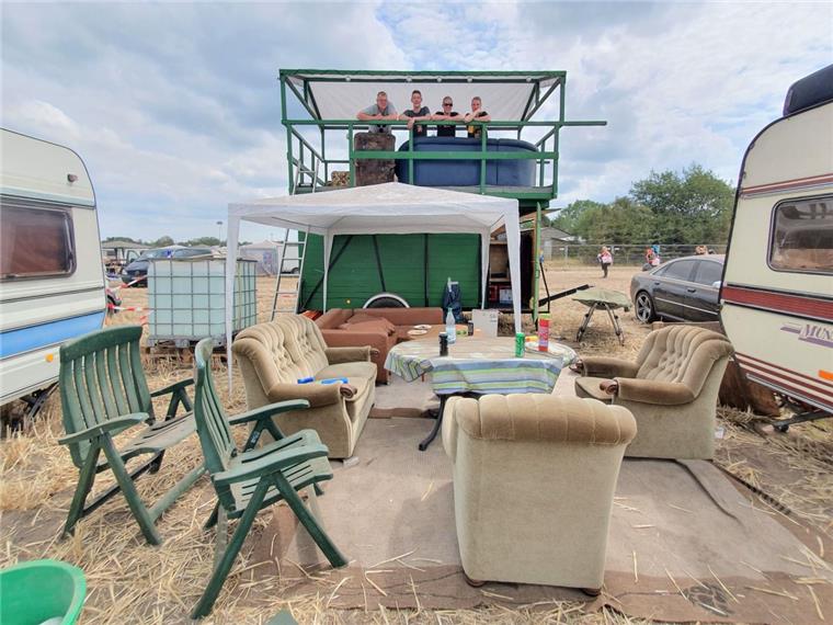 Auf der Dachterrasse des ehemaligen Viehtransporters kann man über das gesamte Wohnmobil-Camp blicken.
