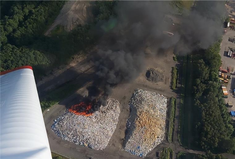 Deponie Grauer Wall: Frischmüll fängt Feuer Auf der Deponie Grauer Wall der BEG brennt es. Laut Feuerwehr ist es nicht so schlimm, wie es aussieht.