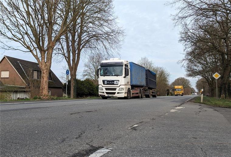 Auf der ehemaligen Bundesstraße 6 fahren Lkw.