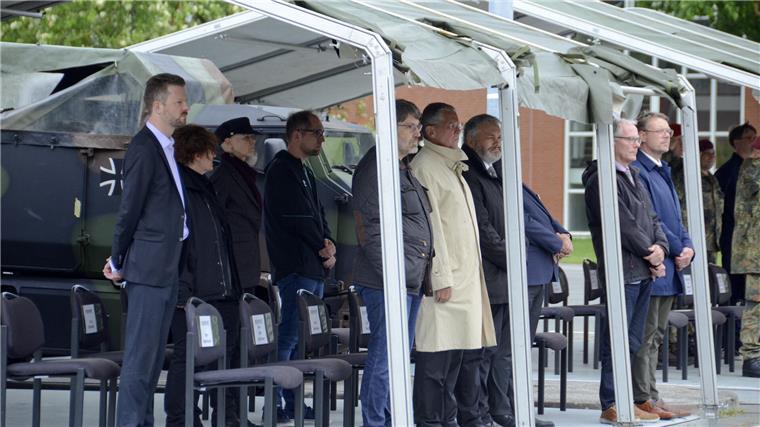 Auf der Ehrentribüne schauten auch Vertreter der benachbarten Kommunen zu.
