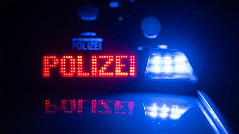 Auf der Flucht vor der Polizei rasten die Verdächtigen mit bis zu 170 km/h über eine Bundesstraße. (Symbolbild)