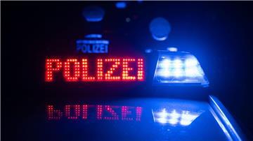 Auf der Flucht vor der Polizei rasten die Verdächtigen mit bis zu 170 km/h über eine Bundesstraße. (Symbolbild)