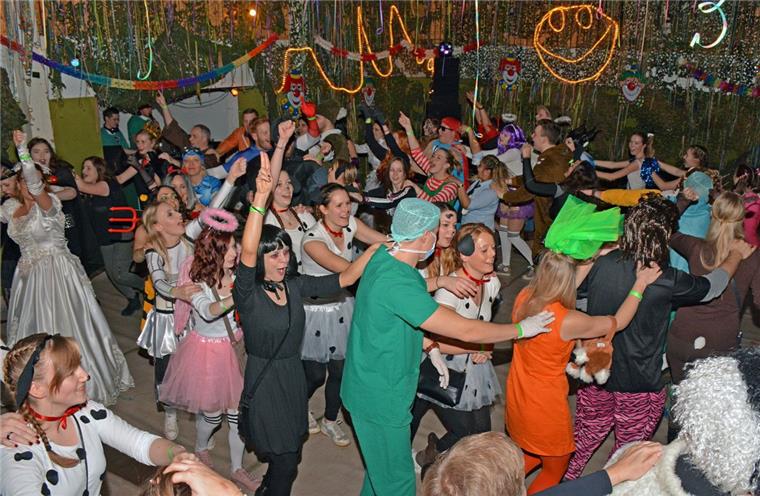 Auf der für den nächtlichen Sockenball verkleinerten Tanzfläche in der TuS-Vereinsturnhalle herrschte zeitweise reges Treiben.