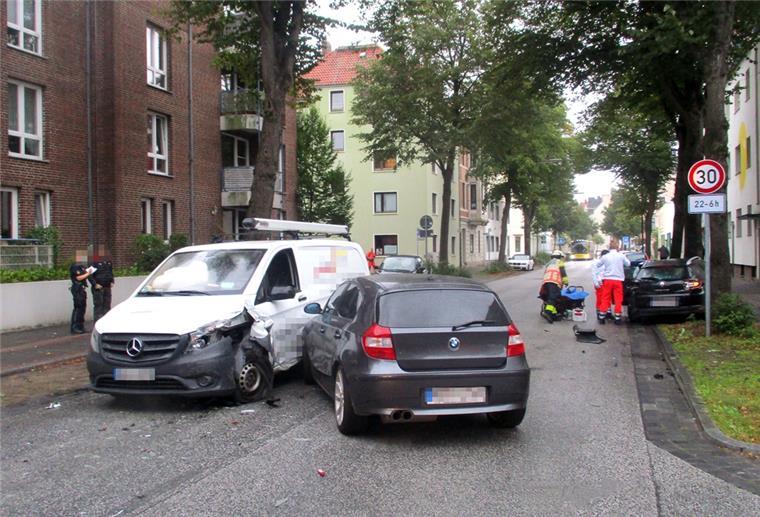 Unfall in Bremerhaven: Drei Verletzte und drei kaputte Autos Auf der Georg-Seebeck-Straße in Bremerhaven gab es einen Unfall mit drei Autos.