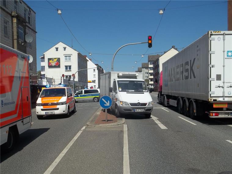 Auf der Georgstraße gab es einen Unfall mit einem Laster.