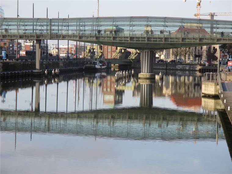Auf der Glasbrücke in Mitte ist einer Touristin ein Missgeschick passiert.