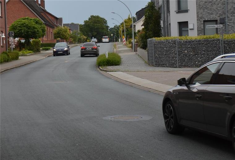Godenstedter Straße in Zeven mit Autos