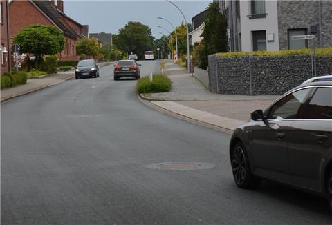 Godenstedter Straße in Zeven mit Autos