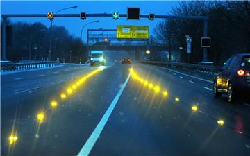 Auf der Grimsbystraße in Bremerhaven werden Leuchtknöpfe ausgetauscht.