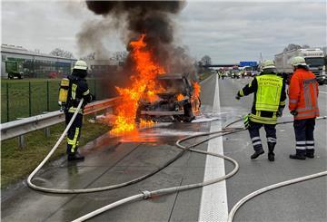 Auf der Hansalinie A 1, Fahrtrichtung Bremen, zwischen Sittensen und Elsdorf geriet am Mittwochnachmittag ein Geländewagen in Brand. Zahlreiche Feuerwehrleute löschten. 