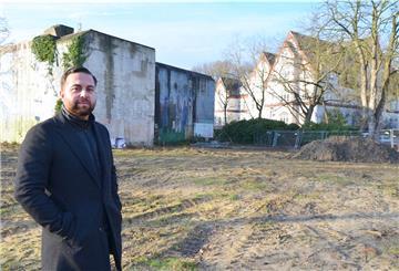 Auf der jetzigen Brache neben dem Gesundheitsamt Bremerhaven will Özgur Gezer fünf Häuser mit 40 Mietswohnungen bauen. Der Bunker im Hintergrund wird abgerissen.