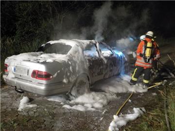 Auf der K61 ist am Dienstag kurz vor Mitternacht ein Mercedes ausgebrannt. 