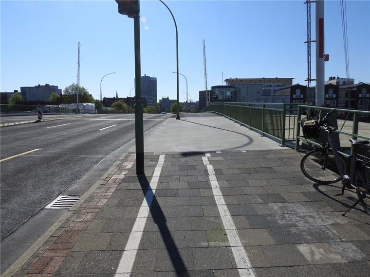 Kennedybrücke: Darum fehlt noch die Radspur auf dem Fußweg Auf der Kennedybrücke in Bremerhaven soll eine gelbe Linie aufgetragen werden, um optisch den Bereich für Fußgänger und Radfahrer für eine Übergangszeit zu trennen.