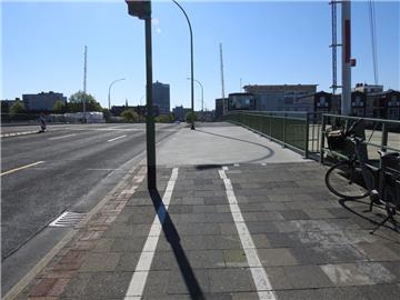 Auf der Kennedybrücke in Bremerhaven soll eine gelbe Linie aufgetragen werden, um optisch den Bereich für Fußgänger und Radfahrer für eine Übergangszeit zu trennen. 