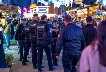 Polizeibeamte gehen über das Kirmesgelände Hohen Steinert