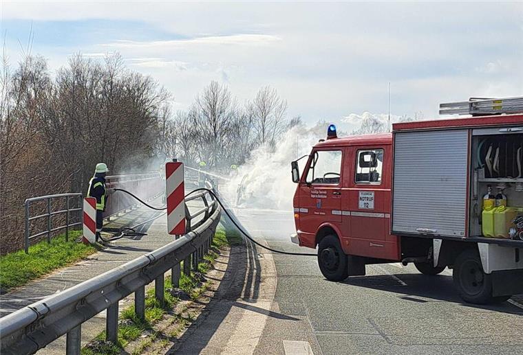Auf der Kreisstraße 51 an der Anschlussstelle Hagen hat ein Pkw feuer gefangen.