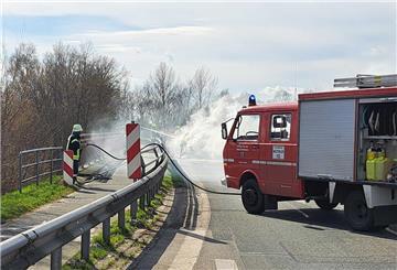 Auf der Kreisstraße 51 an der Anschlussstelle Hagen hat ein Pkw feuer gefangen.