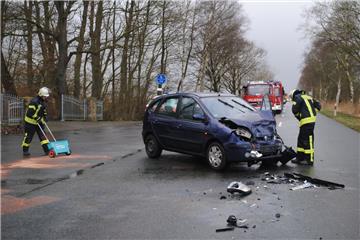 Auf der Kreisstraße 51 zwischen der Ortschaft Sandstedt und der Auffahrt zur Autobahn A 27 sind im Bereich Sandstedtermoor zwei Fahrzeuge zusammengestoßen.