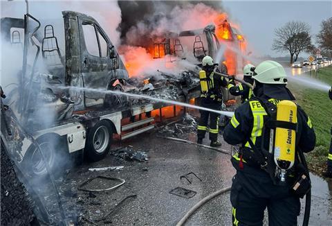 Feuerwehr Stadt Geestland löscht einen Wohnmobilbrand auf der Landesstraße 116
