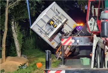Auf der Landesstraße 118 bei Wanna kippte am Samstagabend ein mit 20 Tonnen beladener Anhänger um und verlor seine Ladung.