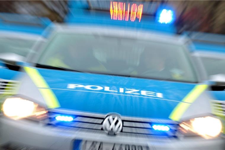 Zusammenstoß: Autofahrer gerät in den Gegenverkehr Auf der Landesstraße 142 sind am Sonntagmittag zwei Autos zusammengestoßen. Die beiden Fahrer wurden leicht verletzt, den Sachschaden schätzt die Polizei auf 20 000 Euro.