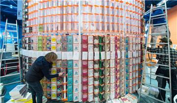 Auf der Leipziger Buchmesse werden die Neuerscheinungen dieses Frühjahrs vorgestellt. Da haben die Verlagsmitarbeiter gut zu tun, um die Regale zu bestücken.