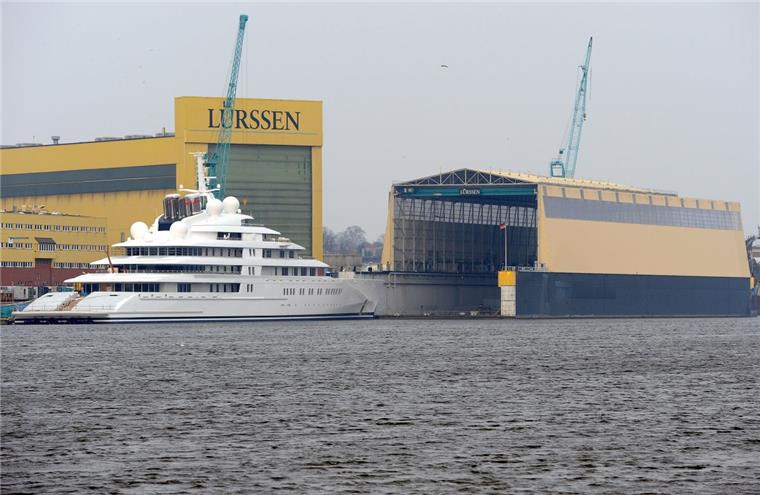 Lürssen-Werft in Bremen baut an Korvetten für die Marine mit Auf der Lürssen-Werft in Bremen werden bald die vorderen Teile von zwei der K130-Korvetten der Braunschweig-Klasse gefertigt.
